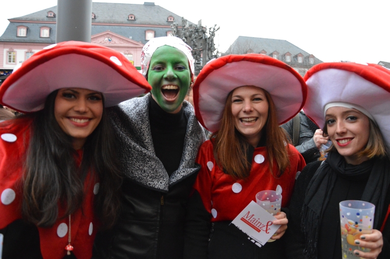 Mainz& 11.11. in Mainz: Bis zu 10.000 Narren feiern auf dem Schillerplatz - 2016 kürzeste Kampagne 11.11. in Mainz: Bis zu 10.000 Narren feiern auf dem Schillerplatz - 2016 kürzeste Kampagne
