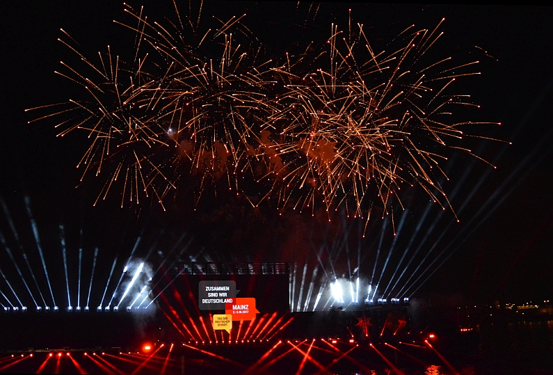 Mainz& Grandiose Abschlussshow zum Tag der Deutschen Einheit in Mainz feiert Freiheit, Demokratie und Europa-Hymne Grandiose Abschlussshow zum Tag der Deutschen Einheit in Mainz feiert Freiheit, Demokratie und Europa-Hymne
