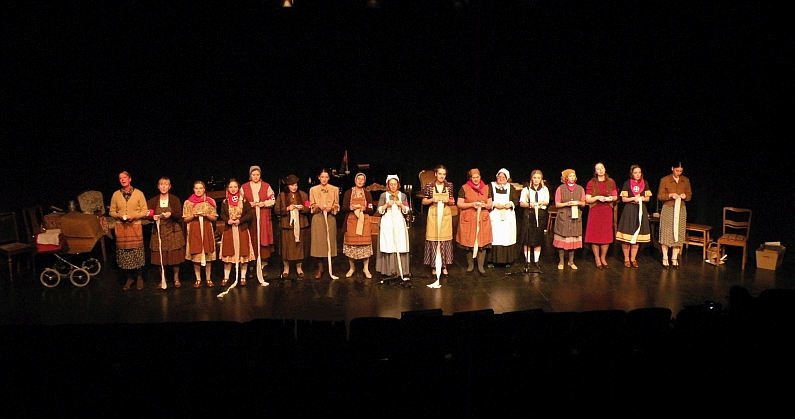 Mainz& Sie nannten sich "Alte Kämpferinnen" - Theatercollage in den Mainzer Kammerspielen präsentierte Selbstbeschreibungen früher Nazi-Frauen Sie nannten sich "Alte Kämpferinnen" - Theatercollage in den Mainzer Kammerspielen präsentierte Selbstbeschreibungen früher Nazi-Frauen