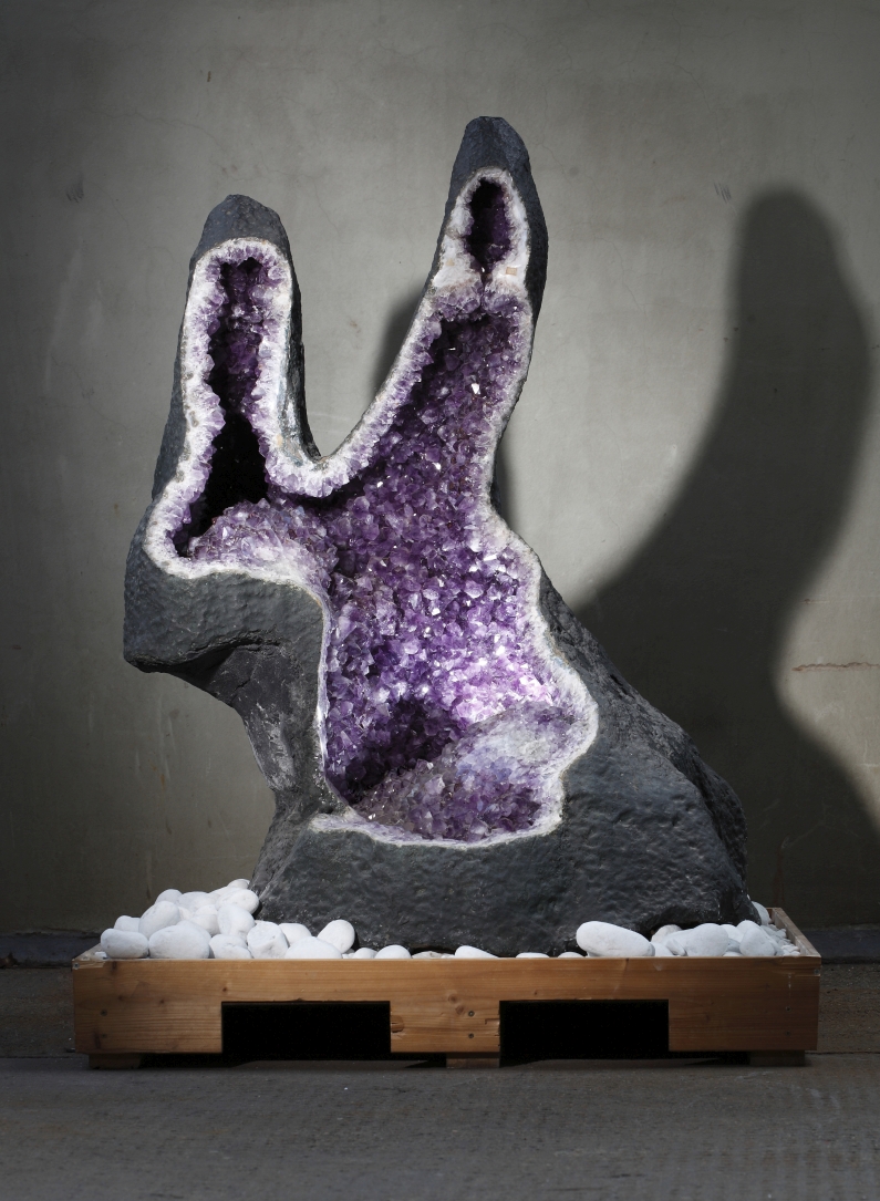 Mainz& Amethyst-Osterhase verliert bei Transport ein Ohr Amethyst-Osterhase verliert bei Transport ein Ohr