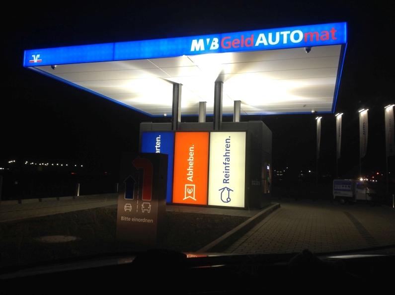 Mainz& Geld vom Auto aus am Automaten ziehen - Mainzer Volksbank eröffnet ersten GeldAUTOmat Nähe Messe Geld vom Auto aus am Automaten ziehen - Mainzer Volksbank eröffnet ersten GeldAUTOmat Nähe Messe