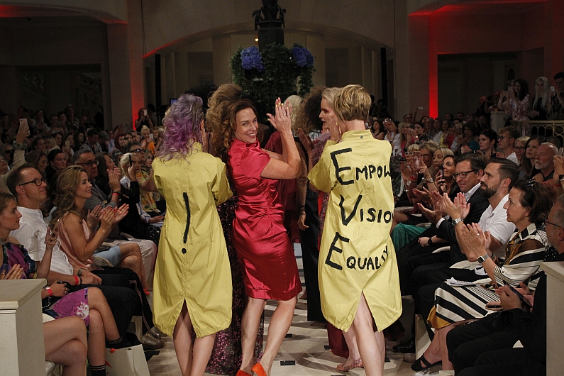 Mainz& Großer Auftritt im Berliner Adlon: Mainzer Designerin Anja Gockel stellt am Dienstag neue Kollektion Thea vor - Mode für die Göttin in uns Großer Auftritt im Berliner Adlon: Mainzer Designerin Anja Gockel stellt am Dienstag neue Kollektion Thea vor - Mode für die Göttin in uns