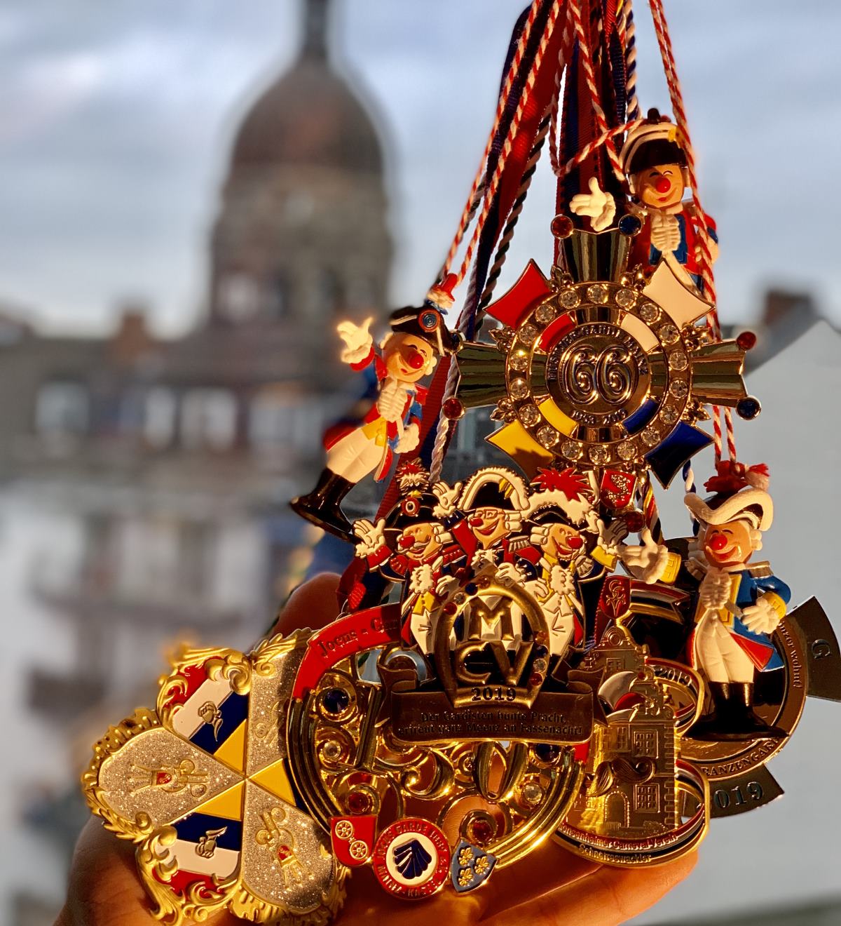 Mainz& Erste Auktion eines kompletten Ordenssatzes der Mainzer Fastnachts-Genossenschaft - Mainzer Fastnacht eG versteigert Set zugunsten des Jugendmaskenzugs Erste Auktion eines kompletten Ordenssatzes der Mainzer Fastnachts-Genossenschaft - Mainzer Fastnacht eG versteigert Set zugunsten des Jugendmaskenzugs