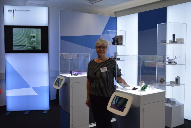 Mainz& Spionage-Teddy, Störsender in der Kamera, brennende Funksteckdose - Ausstellung "Spionagegeräte" bei der Verbraucherzentrale zeigt gefährliche Produkte Spionage-Teddy, Störsender in der Kamera, brennende Funksteckdose - Ausstellung "Spionagegeräte" bei der Verbraucherzentrale zeigt gefährliche Produkte