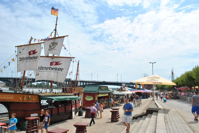 Mainz& 17. Mainzer Bierbörse lockt mit 400 Bieren aus aller Welt ans Rheinufer 17. Mainzer Bierbörse lockt mit 400 Bieren aus aller Welt ans Rheinufer