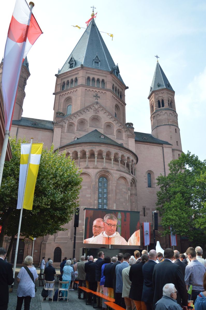Mainz& "Wir brauchen die Expertise von außen" - Mainzer Bischof Kohlgraf etabliert Beratergruppe zur Aufarbeitung sexuellen Missbrauchs - Rütteln am Zölibat "Wir brauchen die Expertise von außen" - Mainzer Bischof Kohlgraf etabliert Beratergruppe zur Aufarbeitung sexuellen Missbrauchs - Rütteln am Zölibat