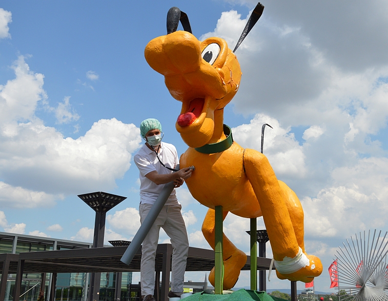 Mainz& Prothese für Pluto - Mainzer Künstler Dawied verarztet Disney-Figur vor Rathaus – "Wunden in der Stadt heilen" Prothese für Pluto - Mainzer Künstler Dawied verarztet Disney-Figur vor Rathaus – "Wunden in der Stadt heilen"