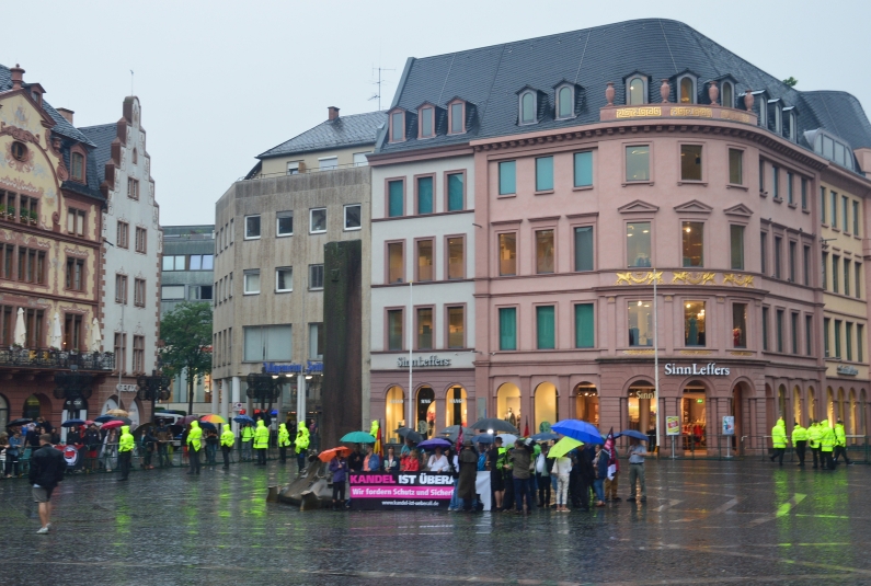 Mainz& Stilles Gedenken an Susanna – 200 Mainzer gedenken der getöteten Schülerin - 20 Rechte treffen auf 100 Gegendemonstranten Stilles Gedenken an Susanna – 200 Mainzer gedenken der getöteten Schülerin - 20 Rechte treffen auf 100 Gegendemonstranten
