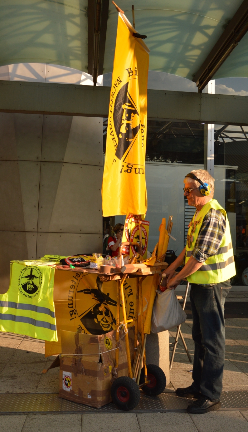 Mainz& 200. Montagsdemo Frankfurter Flughafen: 1.500 Teilnehmer gegen Fluglärm - Politik verneigt sich vor Ausdauer 200. Montagsdemo Frankfurter Flughafen: 1.500 Teilnehmer gegen Fluglärm - Politik verneigt sich vor Ausdauer