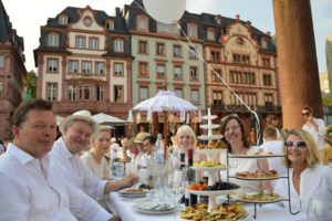 Mainz& 8. Diner en Blanc in Mainz am Sonntag, 16. Juni 2019 - Guerilla Tafeln mit Gourmet-Anspruch 8. Diner en Blanc in Mainz am Sonntag, 16. Juni 2019 - Guerilla Tafeln mit Gourmet-Anspruch
