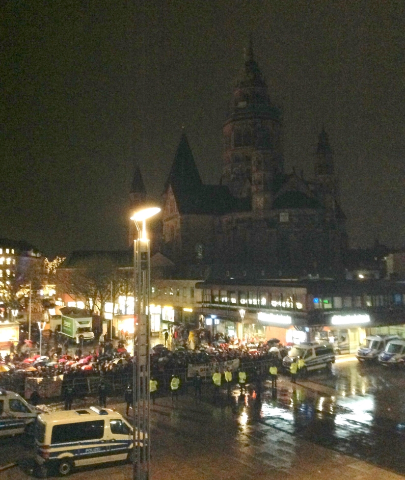 Mainz& Ode an die Freude gegen Rassismus: Weit mehr als 1.000 Gegendemonstranten blockieren friedlich AfD-Demo Ode an die Freude gegen Rassismus: Weit mehr als 1.000 Gegendemonstranten blockieren friedlich AfD-Demo