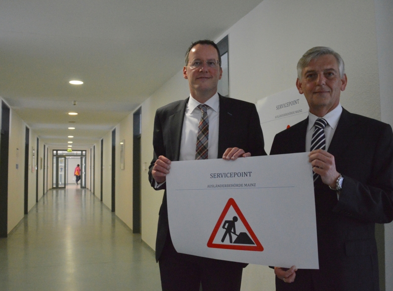 Mainz& Termine erst nach Monaten, hoher Krankenstand, überlastete Mitarbeiter - Mainzer Flüchtlingsrat übt scharfe Kritik an Ausländerbehörde Termine erst nach Monaten, hoher Krankenstand, überlastete Mitarbeiter - Mainzer Flüchtlingsrat übt scharfe Kritik an Ausländerbehörde