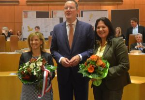 Oberbürgermeister Michael Ebling (SPD) mit Wirtschaftsdezernentin Manuela Matz (CDU, rechts) nach ihrer Wahl - Ebling bot Matz "eine gute Zusammenarbeit“ an. - Foto: gik