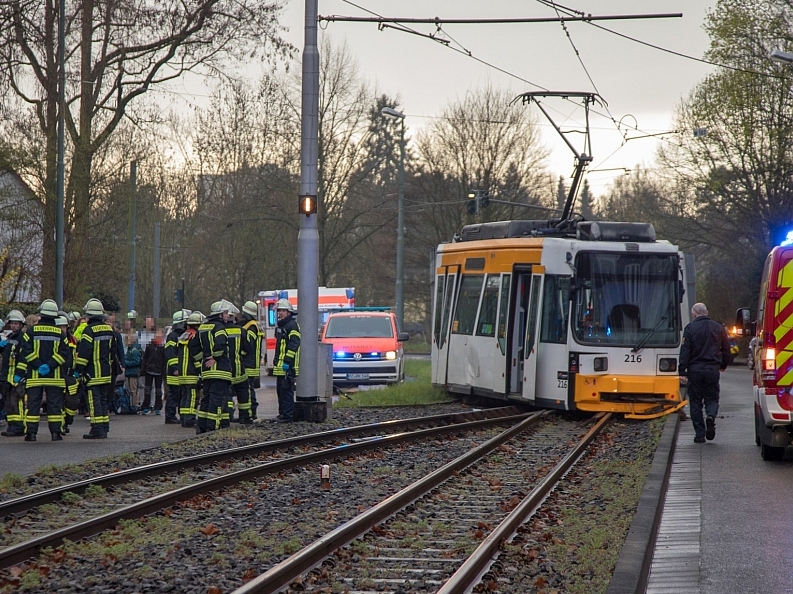Mainz& Straßenbahn in Mainz-Zahlbach entgleist - Update: Straßenbahnlinie 52 bis kommende Woche außer Betrieb Straßenbahn in Mainz-Zahlbach entgleist - Update: Straßenbahnlinie 52 bis kommende Woche außer Betrieb