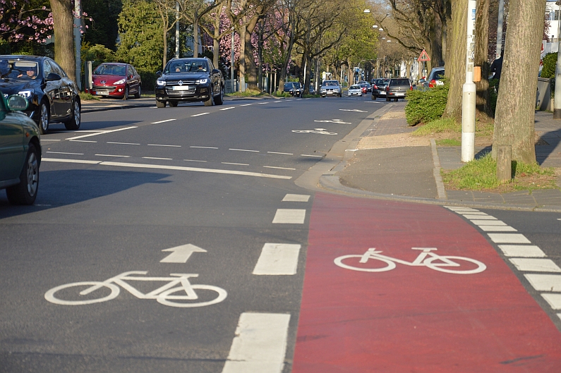 Mainz& Piktogrammkette für Radfahrer statt Radweg - Stadt Mainz gewinnt Deutschen Fahrradpreis Piktogrammkette für Radfahrer statt Radweg - Stadt Mainz gewinnt Deutschen Fahrradpreis