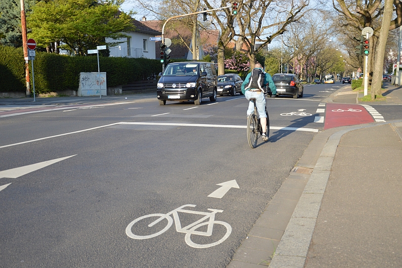 Mainz& Piktogrammkette für Radfahrer statt Radweg - Stadt Mainz gewinnt Deutschen Fahrradpreis Piktogrammkette für Radfahrer statt Radweg - Stadt Mainz gewinnt Deutschen Fahrradpreis