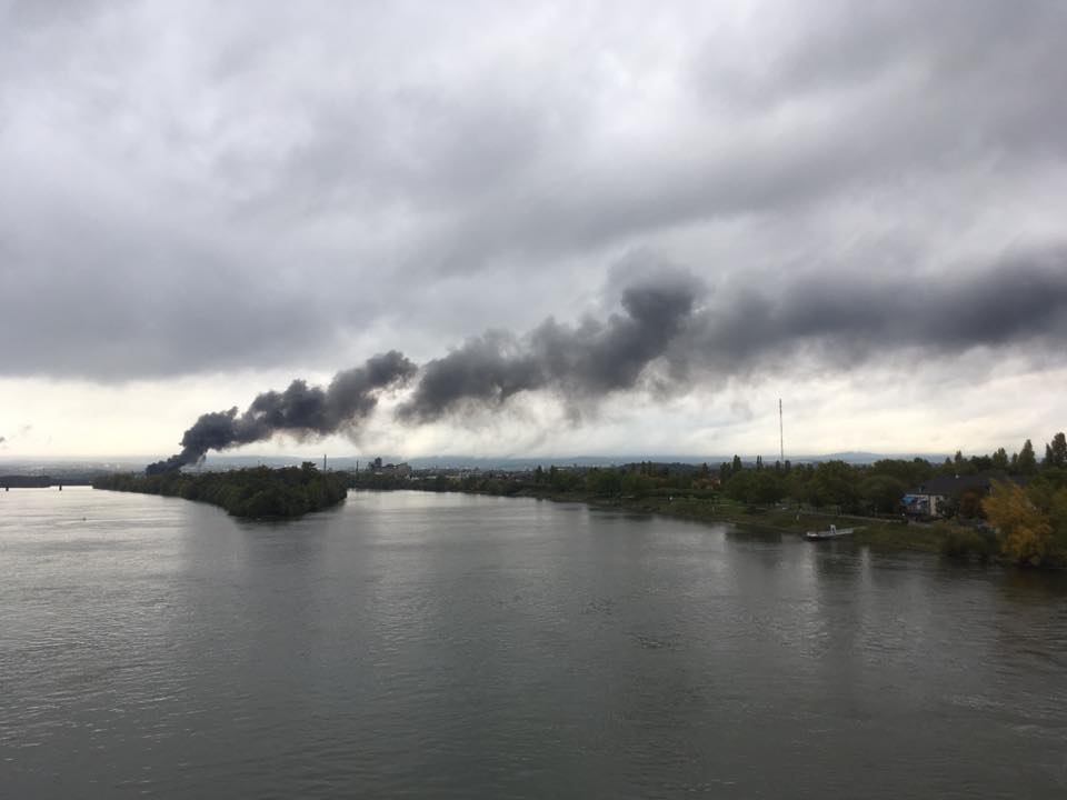 Mainz& Brand auf Petersaue bei Mainz: Kunststoffrohre brennen bei der Firma InfraServ - Fenster und Türen schließen! Brand auf Petersaue bei Mainz: Kunststoffrohre brennen bei der Firma InfraServ - Fenster und Türen schließen!