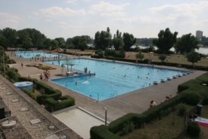 Mainz& 22. bis 25. Mai: Freibad Maaraue, Weinwanderung Ebersheim und Reiterei in Wiesbaden 22. bis 25. Mai: Freibad Maaraue, Weinwanderung Ebersheim und Reiterei in Wiesbaden