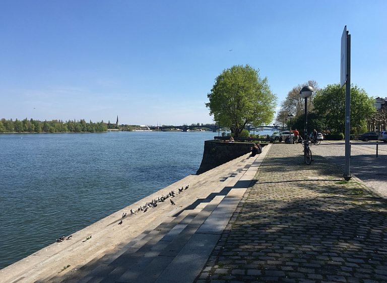 Mainz& Schiffsanleger Zollhafen: 26 Alternativstandorte geprüft? - BI: Stadt spielte aktive Rolle bei Planung und wusste von Dimensionen und Lärmbelastung Schiffsanleger Zollhafen: 26 Alternativstandorte geprüft? - BI: Stadt spielte aktive Rolle bei Planung und wusste von Dimensionen und Lärmbelastung