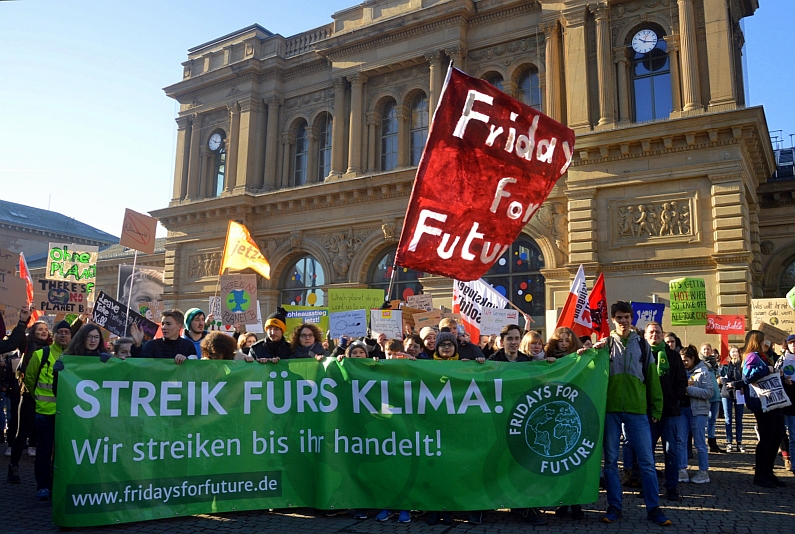 Mainz& "Wir haben nur noch elf Jahre Zeit" - Rund 500 Schüler streiken beim zweiten Fridays for Future in Mainz für Klimaschutz sofort "Wir haben nur noch elf Jahre Zeit" - Rund 500 Schüler streiken beim zweiten Fridays for Future in Mainz für Klimaschutz sofort