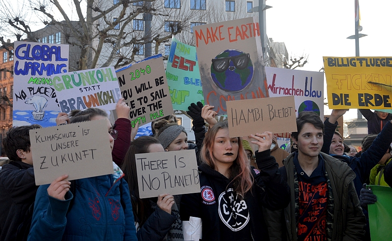 Mainz& "Wir haben nur noch elf Jahre Zeit" - Rund 500 Schüler streiken beim zweiten Fridays for Future in Mainz für Klimaschutz sofort "Wir haben nur noch elf Jahre Zeit" - Rund 500 Schüler streiken beim zweiten Fridays for Future in Mainz für Klimaschutz sofort