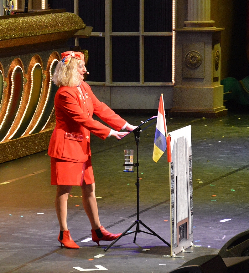 Mainz& Florian Sitte als Merkel, Sabine Pelz als Hostess und "Es Margittsche" - Programm für "Mainz bleibt Mainz" 2018 steht Florian Sitte als Merkel, Sabine Pelz als Hostess und "Es Margittsche" - Programm für "Mainz bleibt Mainz" 2018 steht