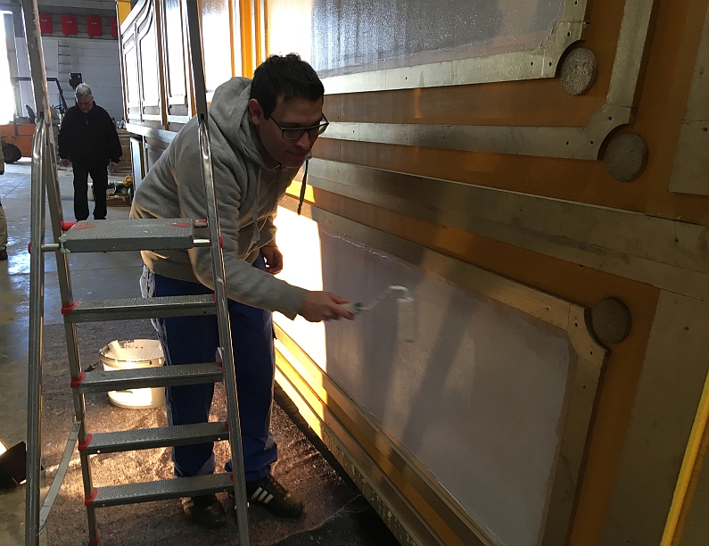 Mainz& Werkeln am neuen Narrenschiff - Gonsenheimer Carnevals-Verein baut alten Fastnachtswagen der Konfettis als Ersatzwagen um Werkeln am neuen Narrenschiff - Gonsenheimer Carnevals-Verein baut alten Fastnachtswagen der Konfettis als Ersatzwagen um