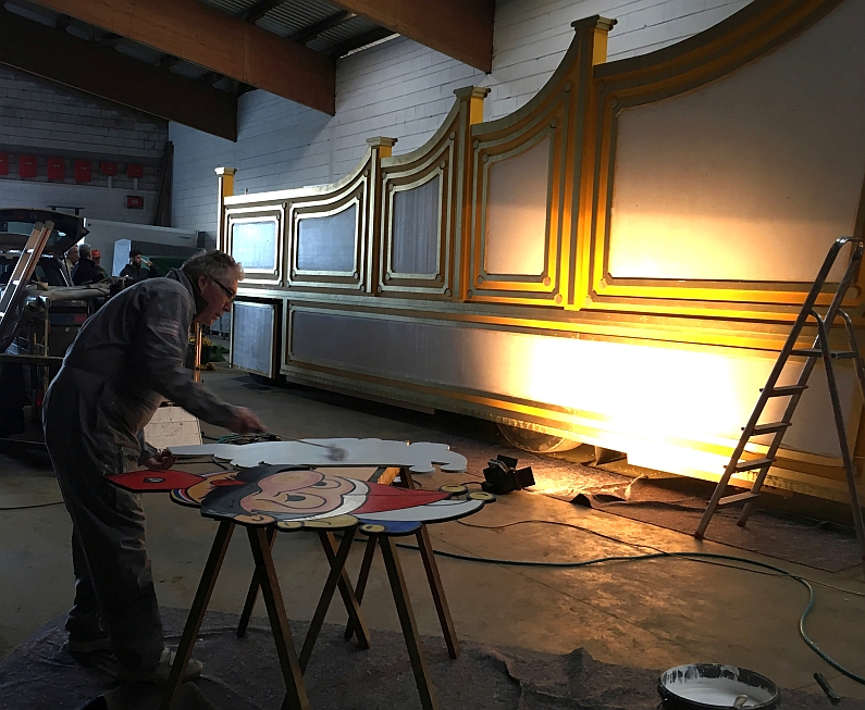Mainz& Werkeln am neuen Narrenschiff - Gonsenheimer Carnevals-Verein baut alten Fastnachtswagen der Konfettis als Ersatzwagen um Werkeln am neuen Narrenschiff - Gonsenheimer Carnevals-Verein baut alten Fastnachtswagen der Konfettis als Ersatzwagen um