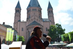 Mainz& Mainzer Johannisnacht goes Internet: Gautschen, Künstlermarkt und Kabarett im Netz - Virtueller Trost und Weinpakete Mainzer Johannisnacht goes Internet: Gautschen, Künstlermarkt und Kabarett im Netz - Virtueller Trost und Weinpakete