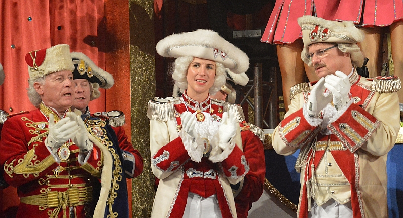 Mainz& Rote Röcke, Pferde und eine schneeweiße Uniform - Jeanette von Opel ist Kommandeurin der Mainzer Prinzengarde Rote Röcke, Pferde und eine schneeweiße Uniform - Jeanette von Opel ist Kommandeurin der Mainzer Prinzengarde