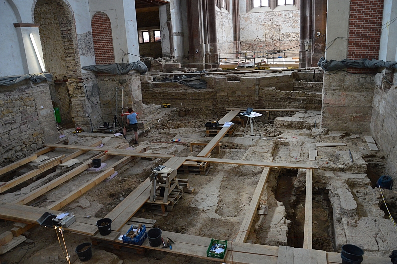 Mainz& Gottesdienste kehren nach St. Johannis zurück - Archäologen finden verzierten steinernen Sarkophag - Grab Erzbischof Erkanbalds? Gottesdienste kehren nach St. Johannis zurück - Archäologen finden verzierten steinernen Sarkophag - Grab Erzbischof Erkanbalds?