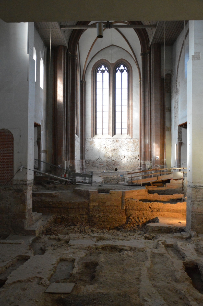 Mainz& Austernschalen, Boulekugeln und Alchimistenlabor - 100.000 Fundstück in der Johanniskirche ausgegraben Austernschalen, Boulekugeln und Alchimistenlabor - 100.000 Fundstück in der Johanniskirche ausgegraben
