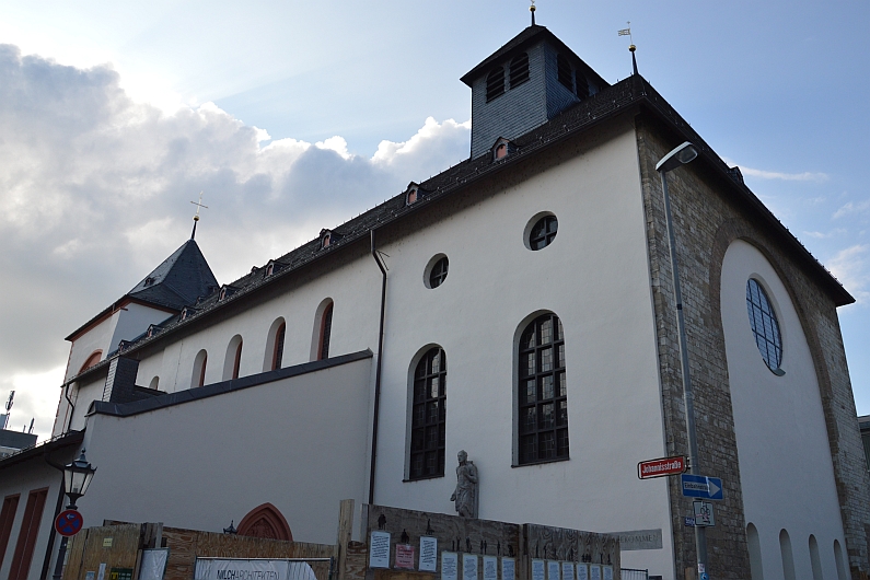 Mainz& Gottesdienste kehren nach St. Johannis zurück - Archäologen finden verzierten steinernen Sarkophag - Grab Erzbischof Erkanbalds? Gottesdienste kehren nach St. Johannis zurück - Archäologen finden verzierten steinernen Sarkophag - Grab Erzbischof Erkanbalds?