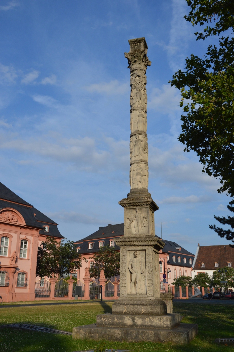 Mainz& Römische Jupitersäule vor dem Landtag wird abgebaut Römische Jupitersäule vor dem Landtag wird abgebaut