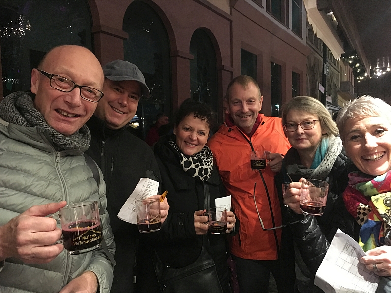 Mainz& Der große Mainz&-Glühweintest 2018: Mainzer Winzergarde testete die große Vielfalt der Mainzer Glühweine - Tolle 2018er Weine und deutlich reduzierter Zucker Der große Mainz&-Glühweintest 2018: Mainzer Winzergarde testete die große Vielfalt der Mainzer Glühweine - Tolle 2018er Weine und deutlich reduzierter Zucker