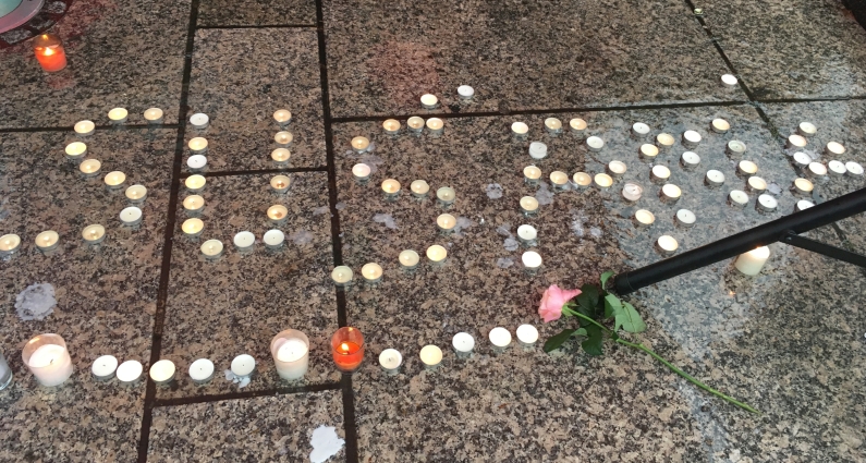 Mainz& Stilles Gedenken an Susanna – 200 Mainzer gedenken der getöteten Schülerin - 20 Rechte treffen auf 100 Gegendemonstranten Stilles Gedenken an Susanna – 200 Mainzer gedenken der getöteten Schülerin - 20 Rechte treffen auf 100 Gegendemonstranten