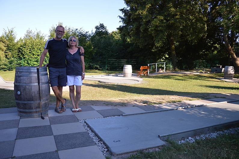 Mainz& Minigolf mit einem Smiley: Vor zwei Jahren übernahmen Jutta und Klaus Bals die Anlage im Volkspark - Jubiläum wird mit Nachtgolfen gefeiert Minigolf mit einem Smiley: Vor zwei Jahren übernahmen Jutta und Klaus Bals die Anlage im Volkspark - Jubiläum wird mit Nachtgolfen gefeiert