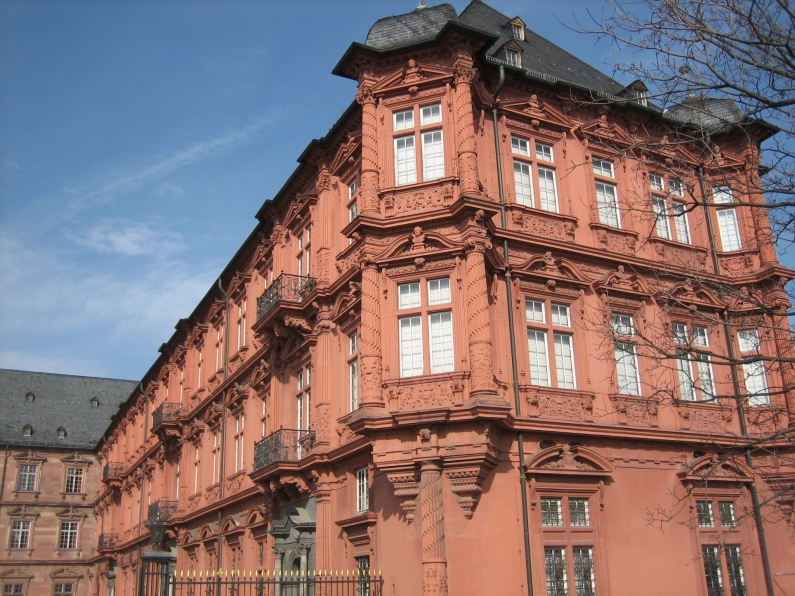 Mainz& Neuer After Work-Abend mit Wein: RGZM lädt ins Schifffahrtsmuseum und zum Blick hinter Umzugs-Kulissen - Tag der offenen Werkstätten Neuer After Work-Abend mit Wein: RGZM lädt ins Schifffahrtsmuseum und zum Blick hinter Umzugs-Kulissen - Tag der offenen Werkstätten