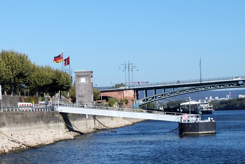 Mainz& Landungsbrücke am Winterhafen wird am 7. Februar abmontiert - Zehn-Tonnen-Koloss geht in Wartung Landungsbrücke am Winterhafen wird am 7. Februar abmontiert - Zehn-Tonnen-Koloss geht in Wartung