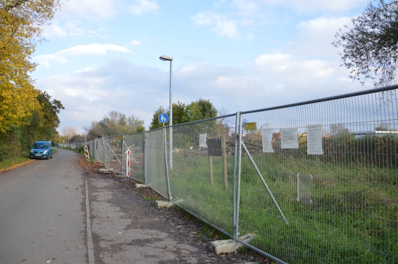 Leere hinterm Zaun an der Lesselallee - Foto: gik