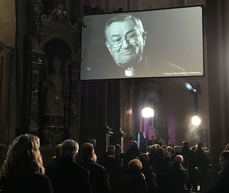 Mainz& "Auf Wiedersehen!" - Dokumentation zu Tod und Beerdigung von Kardinal Karl Lehmann erschienen - Viele persönliche Nachrufe "Auf Wiedersehen!" - Dokumentation zu Tod und Beerdigung von Kardinal Karl Lehmann erschienen - Viele persönliche Nachrufe
