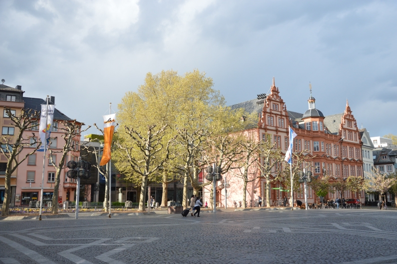 Mainz& Mainzer Marktfrühstück bleibt 2018 auf dem Liebfrauenplatz - Ausschank zieht vor Römischen Kaiser Mainzer Marktfrühstück bleibt 2018 auf dem Liebfrauenplatz - Ausschank zieht vor Römischen Kaiser