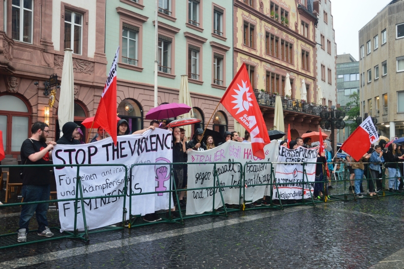 Mainz& Stilles Gedenken an Susanna – 200 Mainzer gedenken der getöteten Schülerin - 20 Rechte treffen auf 100 Gegendemonstranten Stilles Gedenken an Susanna – 200 Mainzer gedenken der getöteten Schülerin - 20 Rechte treffen auf 100 Gegendemonstranten