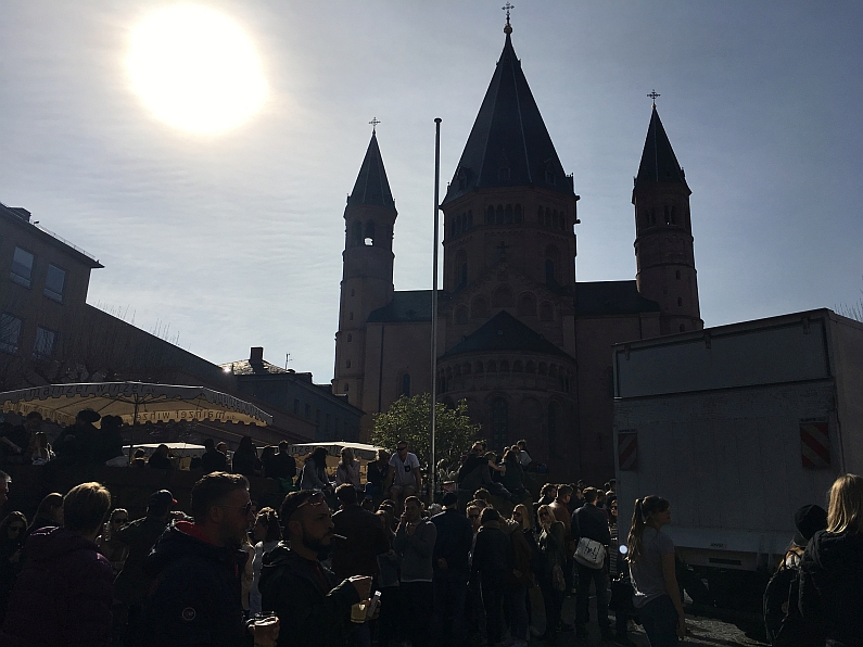 Mainz& Mainzer Marktfrühstück droht an Erfolg zu ersticken - Stadt und Winzer richten Appell an Besucher Mainzer Marktfrühstück droht an Erfolg zu ersticken - Stadt und Winzer richten Appell an Besucher