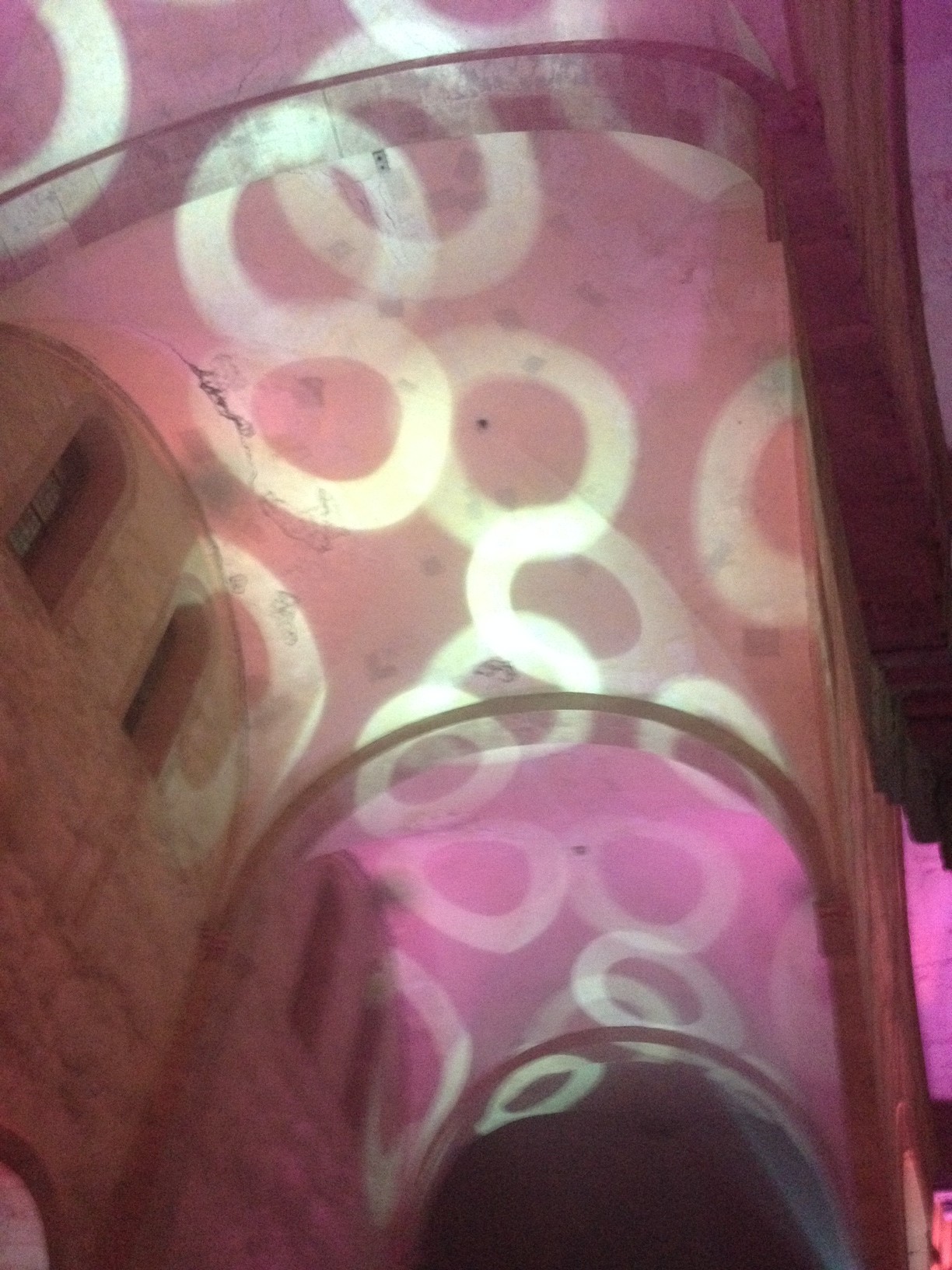 Lumostory Abspann: rosa Decke mit Kringeln - Foto: gik