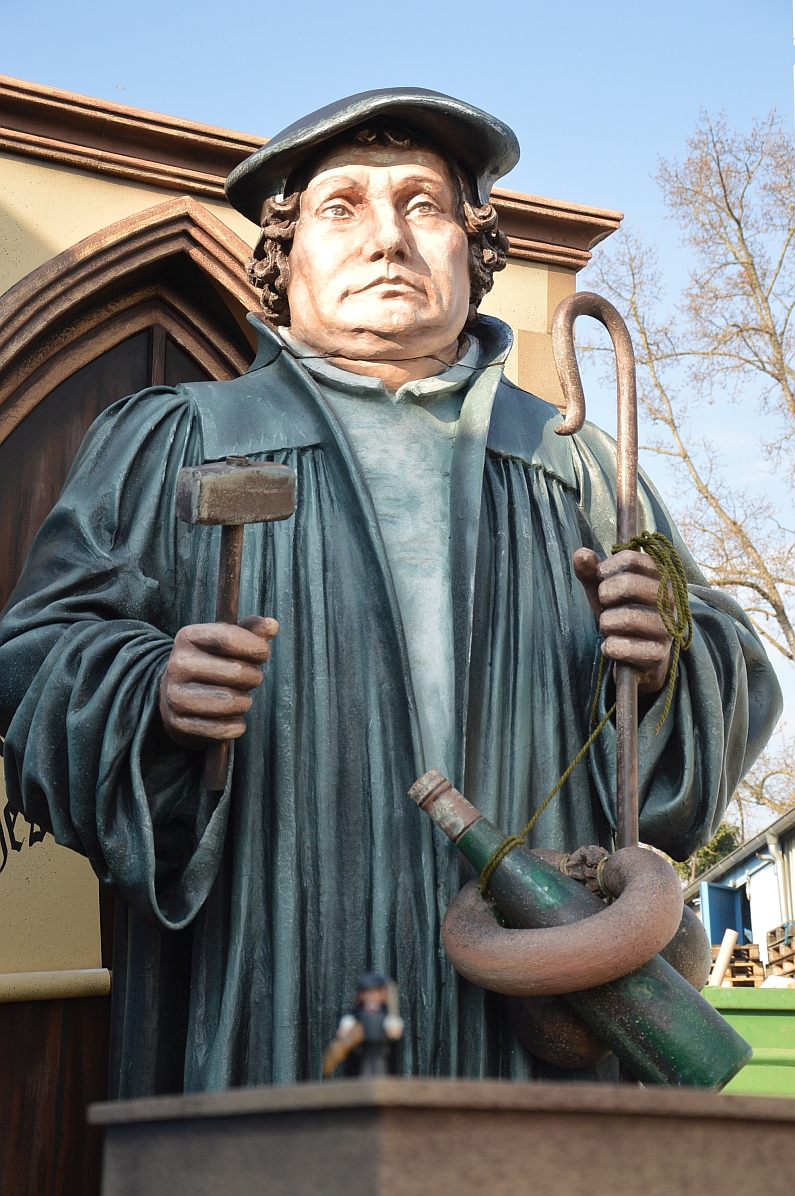 Mainz& Luther rollt am Rosenmontag auf Motivwagen durch Mainz - Evangelische Kirche feiert Reformationsjubiläum Luther rollt am Rosenmontag auf Motivwagen durch Mainz - Evangelische Kirche feiert Reformationsjubiläum