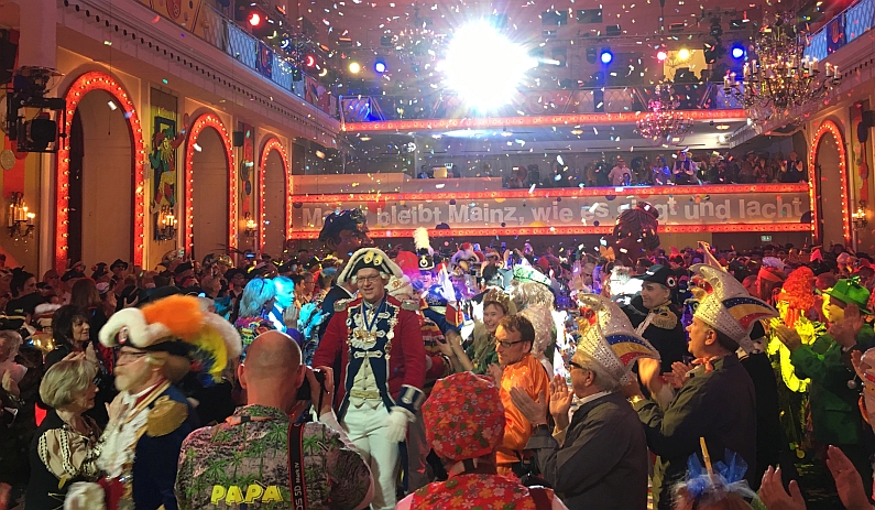Mainz& Hochamt der Fassenacht – Wie ein Meenzer zum ersten Mal live die Fernsehfastnacht "Mainz bleibt Mainz" erlebt Hochamt der Fassenacht – Wie ein Meenzer zum ersten Mal live die Fernsehfastnacht "Mainz bleibt Mainz" erlebt