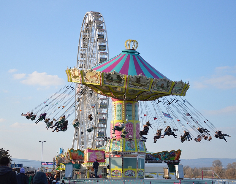 Mainz& 7-D-Kino und Autoscooter-Fußball-Turnier - Mainzer Rhein-Frühling 2019 vom 13. bis 28. April am Rheinufer 7-D-Kino und Autoscooter-Fußball-Turnier - Mainzer Rhein-Frühling 2019 vom 13. bis 28. April am Rheinufer
