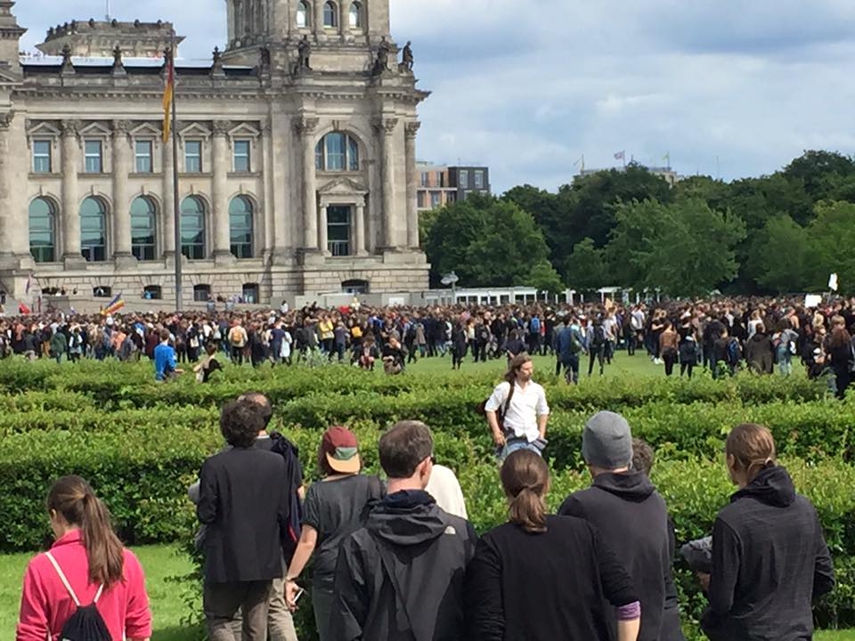 Mainz& "Die Toten kommen!": Auch in Mainz Flüchtlinge symbolisch beerdigt "Die Toten kommen!": Auch in Mainz Flüchtlinge symbolisch beerdigt