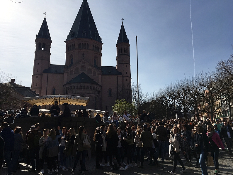 Mainz& Mainzer Marktfrühstück bleibt 2018 auf dem Liebfrauenplatz - Ausschank zieht vor Römischen Kaiser Mainzer Marktfrühstück bleibt 2018 auf dem Liebfrauenplatz - Ausschank zieht vor Römischen Kaiser